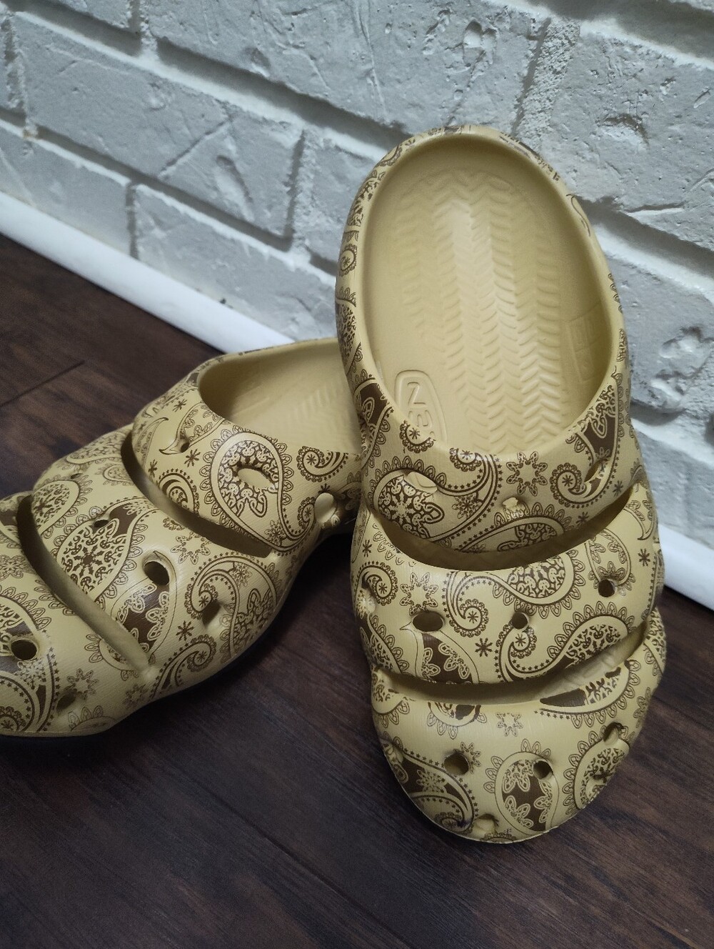 Keen Yogui Arts Clogs Mules Cafe Latte Paisley Slip On Sandals Women's Sz 9 - Picture 3 of 7